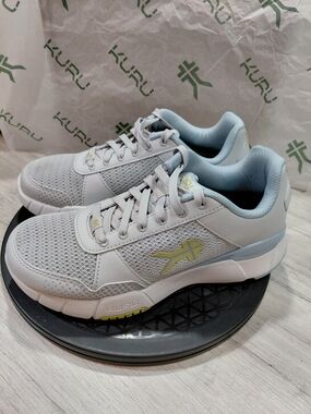 NEW KURU Women’s Quantum 2.0 Dove Gray Pale Lime Athletic Sneakers SIZE 8.5